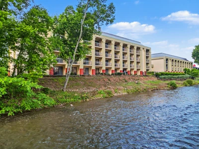 119_001_the inn on the river